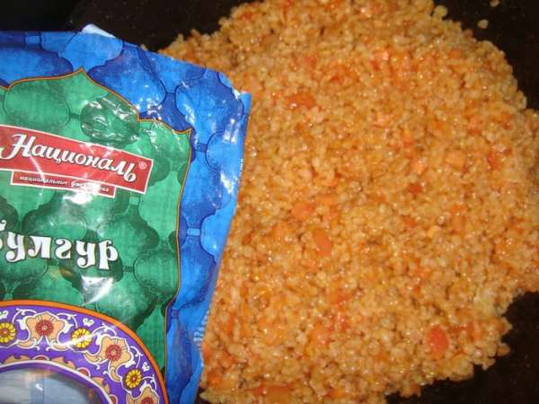 Выложить к булгуру, добавить томатную пасту, посолить по вкусу. Тушить 5 минут.