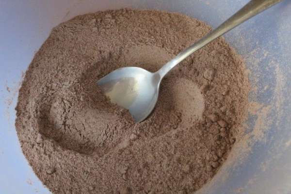 Смешать муку, какао-порошок и разрыхлитель... Яйца разделить на белки и желтки. Смешать муку, какао-порошок и разрыхлитель... Яйца разделить на белки и желтки.