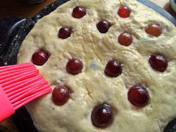 Смазать оливковым маслом фокаччу.