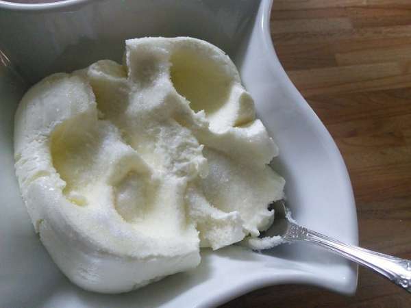 Творог можно взять любой, естественно, чем творог жирнее, тем вкуснее. Посыпать сахаром, у меня фруктовый.