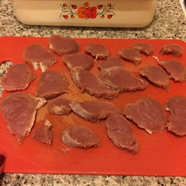Порезать мясо на медальоны. Порезать мясо на медальоны.