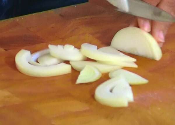 Лук почистить и нарезать полукольцами.