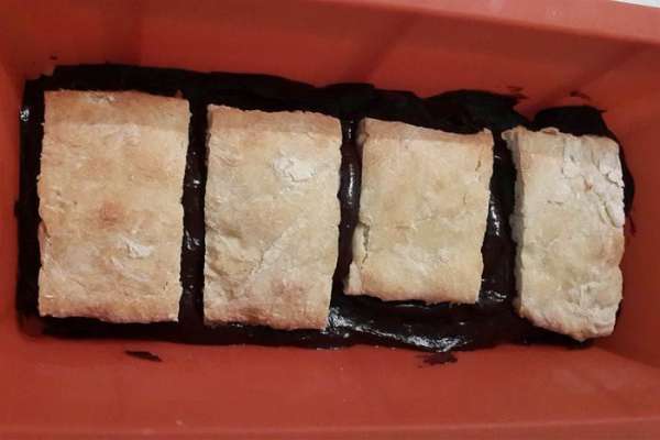 Теплую глазурь чередуем с кусочками печенья.