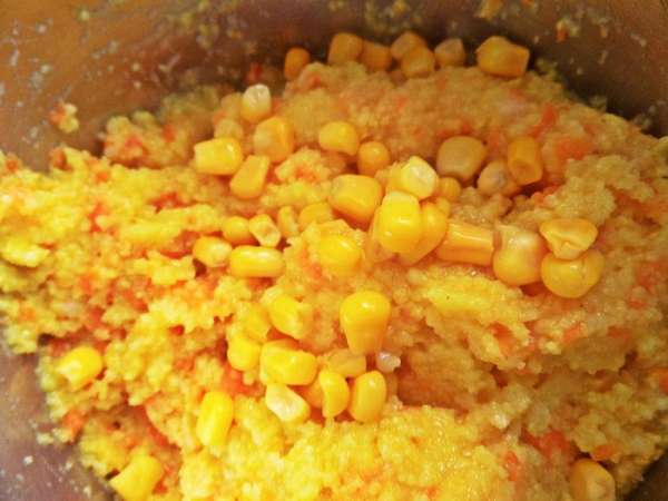 В самом конце высыпаем сцеженную кукурузу из банки. Всего варим минут 15-20, потом оставим под крышкой, этот совет для любой каши хорош. В самом конце высыпаем сцеженную кукурузу из банки. Всего варим минут 15-20, потом оставим под крышкой, этот совет для любой каши хорош.