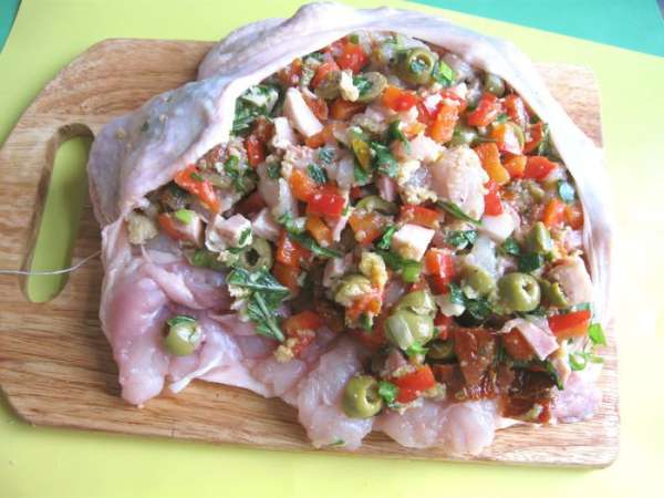 Наполнить курицу фаршем. Наполнить курицу фаршем.