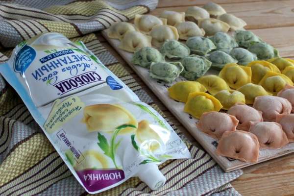 Заготовки пельменей нужно укладывать на присыпанные мукой деревянные досочки и на них заморозить, а затем разложить по пакетам.
Недавно мне попался один нюанс при варке пельменей. Сначала все как обычно: забросить пельмени в кипящую подсоленную воду и перемешать. А вот после того, как они снова всплывут, влить стакан холодной воды, что должно улучшить вкус и структуру теста. После следующего закипания варите на среднем кипении около 5 минут.
Подавайте разноцветные пельмени горячими с майонезом сметанный производства ТМ «Слобода».
Приятного аппетита! Ярких эмоций!