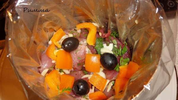 В форму я уложила слои мяса, чеснока с перцем и оливками, чередуя.