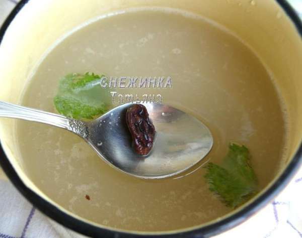 Процеживаем готовый квас. По желанию для более яркого вкуса можно добавить изюм и свежую мяту. Ставим квас в прохладное место охладиться. Процеживаем готовый квас. По желанию для более яркого вкуса можно добавить изюм и свежую мяту. Ставим квас в прохладное место охладиться.