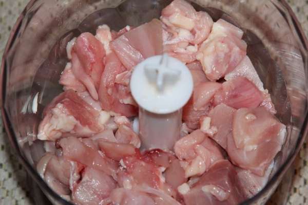 Мякоть курицы нарезаем кусочками и на режиме 'Пульсант' превращаем в фарш