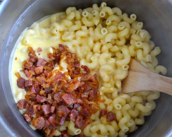 Отваренные макароны смешать с сырным соусом и луком с беконом, выложить в смазанную маслом форму для запекания, посыпать оставшимся сыром (чеддер и пармезан)...