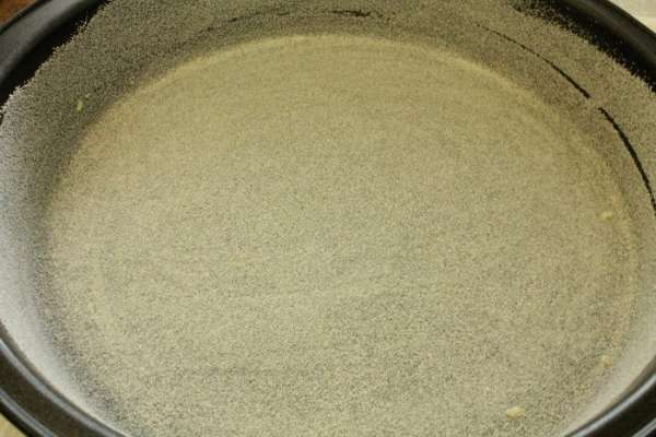 Форму для запекания смазать маргарином и посыпать манкой или сухарями, излишки стряхнуть. Форму для запекания смазать маргарином и посыпать манкой или сухарями, излишки стряхнуть.