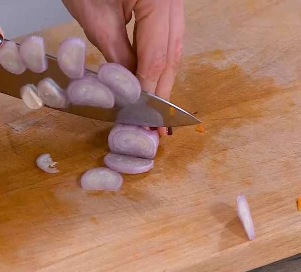 Шалот почистить и нарезать тонкими кольцами.