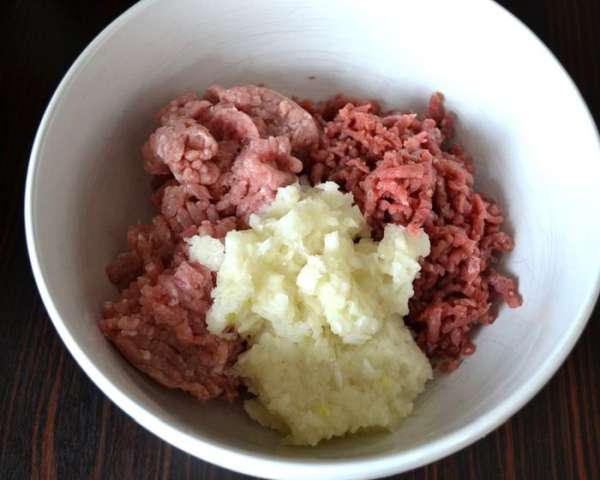 В блендере измельчить лук до состояния кашицы. Добавить все к мясу. 