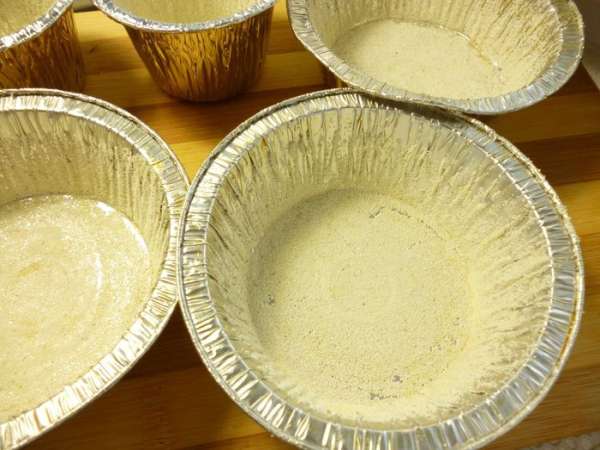 Формочки смазать размягченным маргарином,посыпать манкой, излишки стряхнуть. Формочки смазать размягченным маргарином,посыпать манкой, излишки стряхнуть.