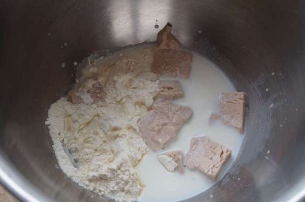 Дрожжи раскрошить, добавить сахар, муку, залить молоком, размешать, накрыть полотенцем и оставить в теплом месте на 20 минут. Дрожжи раскрошить, добавить сахар, муку, залить молоком, размешать, накрыть полотенцем и оставить в теплом месте на 20 минут.
