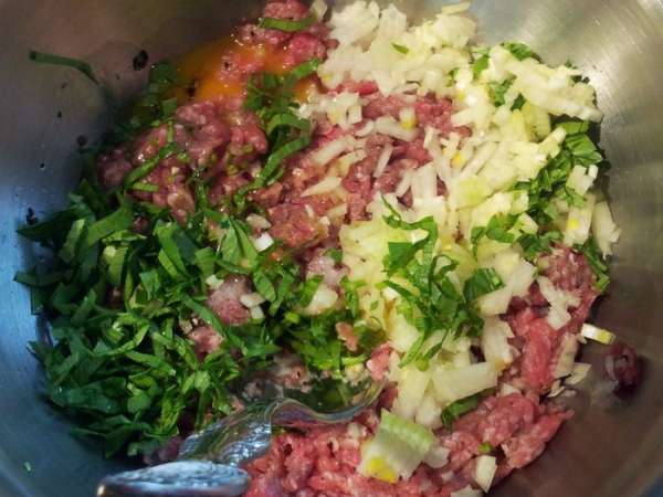 Мясо (мясной микс на ваш вкус, у меня говядина со свининой,  можно заменить на фарш) порубите очень мелко, добавьте яйцо, зелень (тоже любую, у меня любисток), соль, перец и соду. Тщательно вымесите фарш. Я 'кидаюсь' фаршем. 