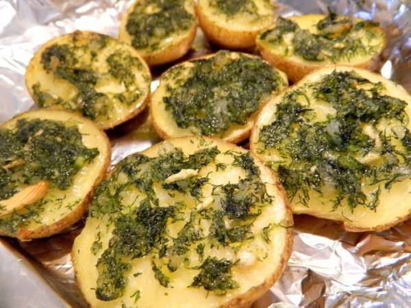 Картошечка приобретает пикантный вкус и аромат, а внутри очень мягкая и нежная. Картошечка приобретает пикантный вкус и аромат, а внутри очень мягкая и нежная.