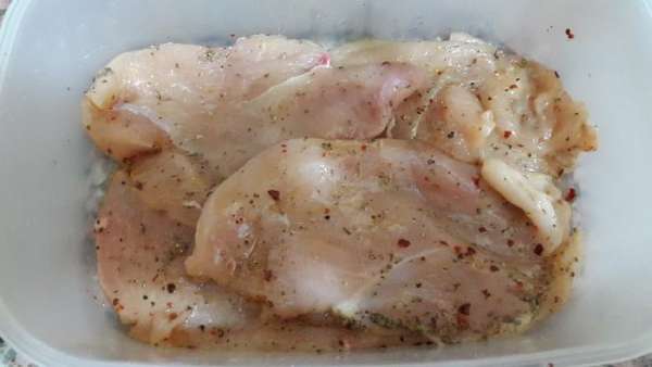 Филе моем и маринуем. Солим, перчим черным и красным перцами, посыпаем травками, сбрызгиваем оливковым маслом, равномерно обмазываем и отставляем в сторону. Филе моем и маринуем. Солим, перчим черным и красным перцами, посыпаем травками, сбрызгиваем оливковым маслом, равномерно обмазываем и отставляем в сторону.