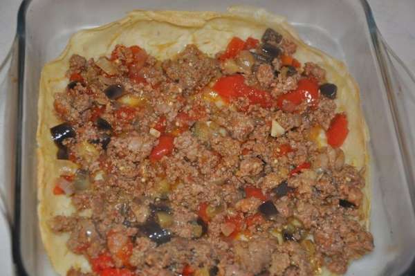 Духовку разогреть до 200 гр С, форму смазать маслом, выложить на нижний слой блинчик, на него мясную начинку, 