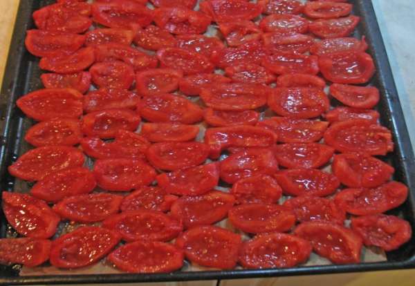 на дно банки кладем лавровый лист (он служит как консервант). на дно банки кладем лавровый лист (он служит как консервант).