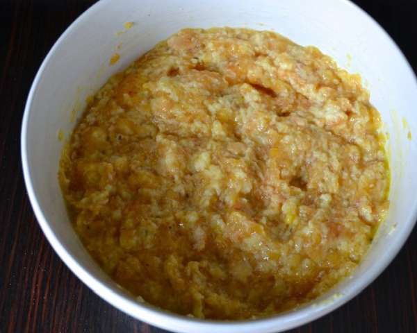 Посолить по вкусу и перемешать всё до однородного состояния.