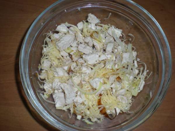 К остывшему мясу добавить натертый сыр. Посолить и поперчить по вкусу. Перемешать.
Безусловно, начинку можно брать любую, которая больше всего нравится вам.
К остывшему мясу добавить натертый сыр. Посолить и поперчить по вкусу. Перемешать.
Безусловно, начинку можно брать любую, которая больше всего нравится вам.