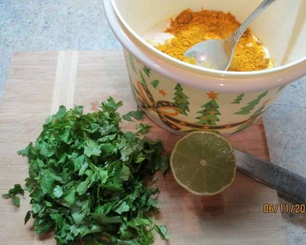 Кинзу крупно нарезать. Смешать йогурт, кинзу, сок лайма, куркуму, соль.