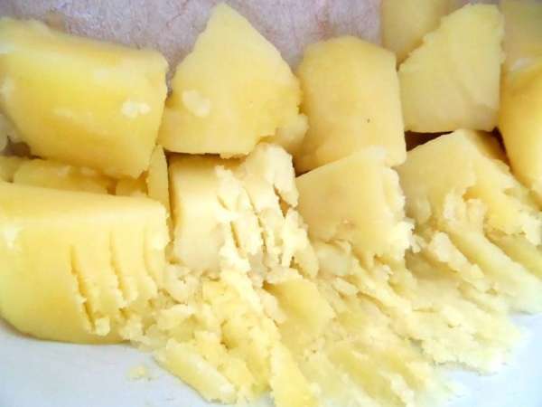 У меня осталось немного отварного картофеля,решила добавить для вкуса и объёма))) Разминаем картофель вилкой.