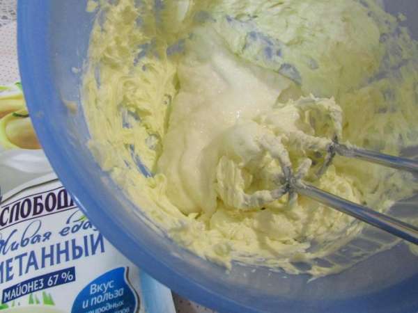 В масляную массу постепенно ввести манную кашу, продолжая взбивать миксером. В масляную массу постепенно ввести манную кашу, продолжая взбивать миксером.