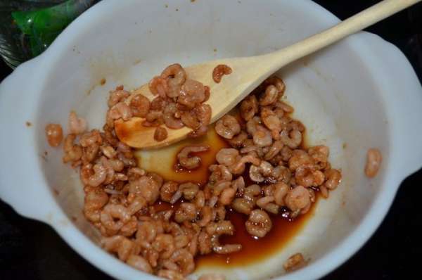 Смешать соевый соус с сахаром и кайенским перцем. Залить креветки полученным маринадом, оставить мариноваться.
