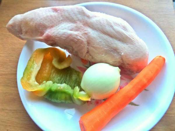 Для супа нужен бульон куриный, варю обычно на куриных спинках, наваристый получается. Закипятить куриные части, слить воду, варить в чистой подсоленной воде. Для супа нужен бульон куриный, варю обычно на куриных спинках, наваристый получается. Закипятить куриные части, слить воду, варить в чистой подсоленной воде.