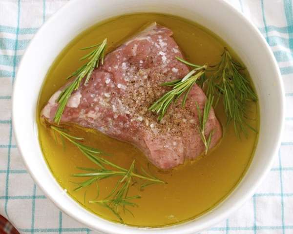 Замариновать кусок мяса минимум на 2 часа в смеси оливкового масла, белого винного уксуса, вина, соли и перца, с добавлением розмарина. Пару раз перевернуть. 