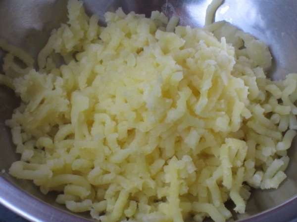 Картофель отварить и пропустить через картофельный пресс.