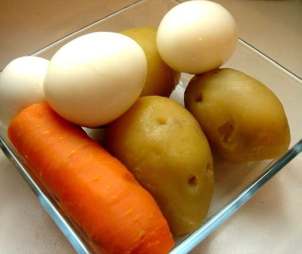 Картофель,морковь и яйца отварить, остудить и очистить.