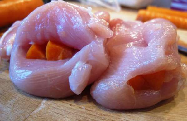 






Пока печется картофель, фаршируем курицу. Прорезаем острым и тонким ножом вдоль отверстие, так, чтоб туда поместилась морковка (используем половину моркови, разрезав ее так, чтоб поместилась, остальная морковь  пойдет в соус) (см. рисунок).