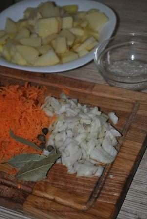 Картофель порезать брусочками, рис помыть, лук нарубить мелко, морковь натереть на мелкую терку