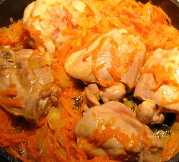 Выложить морковь к курице и, помешивая,обжарить все вместе.