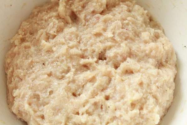Приготовить фарш: куриное филе пропустить через мясорубку вместе с репчатым луком, добавить яйцо, сливки, овсяные хлопья, соль и молотый перец, хорошо перемешать и слегка отбить фарш, накрыть крышкой и убрать в холодильник.