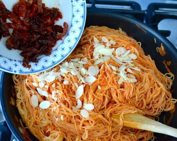 Добавить нарезанные томаты и миндаль. Посолить и поперчить все по вкусу.