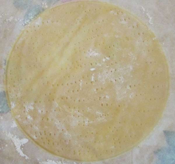 Каждый шарик тоненько раскатать на бумаге для выпечки, присыпая мукой, проткнуть вилкой, если же тесто рвется,не беда, оно липнет,можно где-нибудь и залепить. потом скалочкой разровнять.