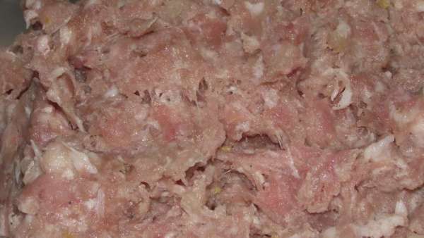 Перекрутить на мясорубке фарш Перекрутить на мясорубке фарш