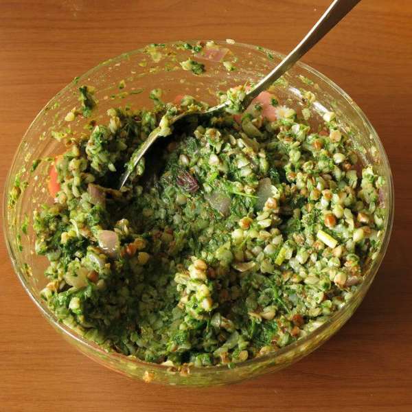 Смешиваем оставшуюся гречку, шпинат, лук, солим, перчим по вкусу. Смешиваем оставшуюся гречку, шпинат, лук, солим, перчим по вкусу.