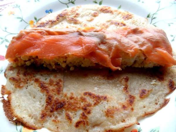 Закрываем верх полосками рыбы...