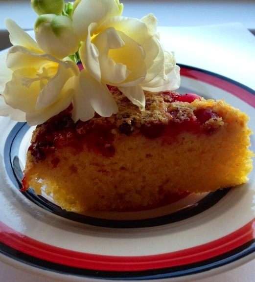 А вот и кусочек! Кекс получился рассыпчатым, в меру сладким (для сладкоежек я бы еще добавила сахара, т.к.клюква дает свою кислинку) и очень вкусным. 