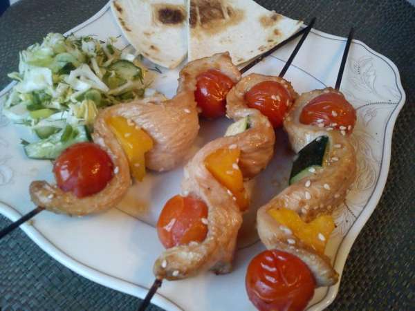 Пока мясо жарится, можно нарезать салат из капусты. Подавать мясо с салатом и питтой. Пока мясо жарится, можно нарезать салат из капусты. Подавать мясо с салатом и питтой.