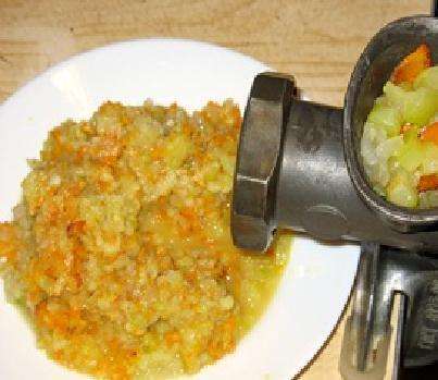 Яйца взбиваем с молоком и сыром, заливаем овощную массу, приправляем солью, перцем и зеленью по вкусу.