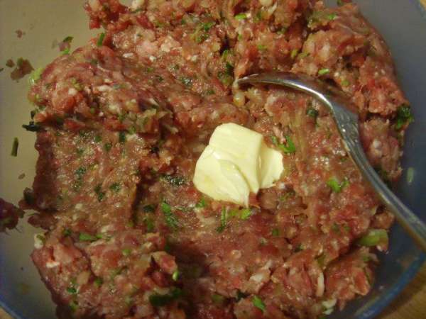 Фарш у меня из говядины и индюшатины. Мясо постное, поэтому я вмешала ещё размягчённое сливочное масло. Итак: фарш смешать с мелко порубленной зеленью петрушки и зелёным луком, Фарш у меня из говядины и индюшатины. Мясо постное, поэтому я вмешала ещё размягчённое сливочное масло. Итак: фарш смешать с мелко порубленной зеленью петрушки и зелёным луком,