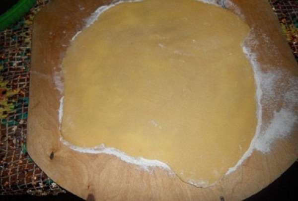 Раскатать коржи, присыпая мукой, обрезать по размеру желаемого торта, выпекать при температуре 220 градусов до золотистого цвета, коржи пекутся быстро 4-5 минут. Раскатать коржи, присыпая мукой, обрезать по размеру желаемого торта, выпекать при температуре 220 градусов до золотистого цвета, коржи пекутся быстро 4-5 минут.