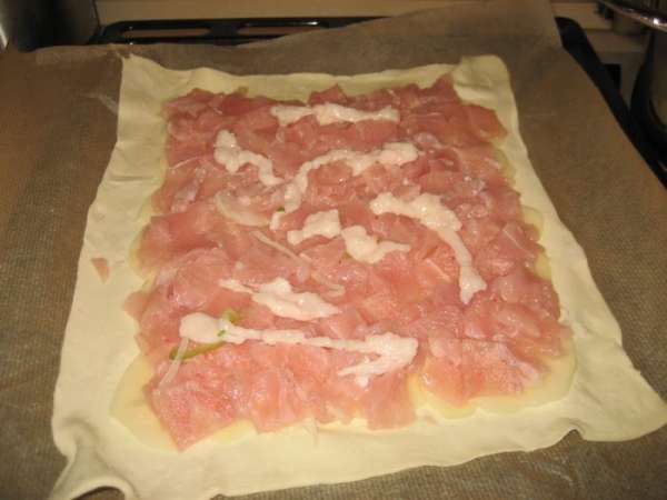 Разложить слоями картофель, затем мясо и лук.
Поперчить и посолить.