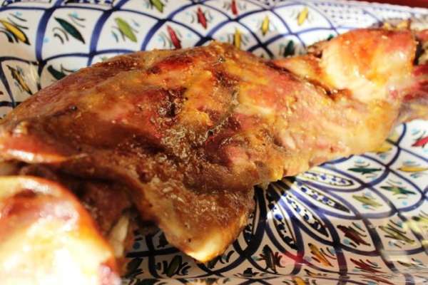 Готовое мясо следует прикрыть фольгой и оставить минут на 10 отдохнуть, после чего можно сервировать и подавать к столу. Получилось безумно ароматное и мягкое мясо. Приятного аппетита!